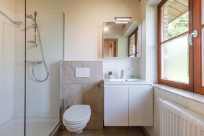 Shower, hair dryer, towels, shampoo - Cozy Authentic Villa in Harelbeke (Harelbeke)