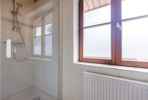 Shower, hair dryer, towels, shampoo - Cozy Authentic Villa in Harelbeke (Harelbeke)