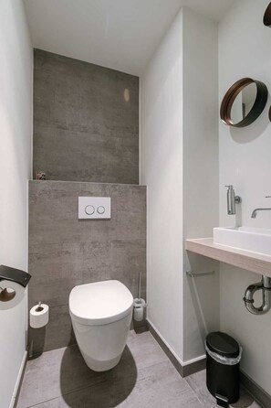 Shower, hair dryer, towels, shampoo - Casiola - Stunning Stay in the heart of Knokke (Knokke-Heist)