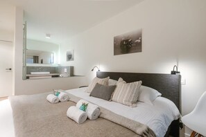 3 habitaciones, tabla de planchar con plancha, cuna de viaje y wifi 