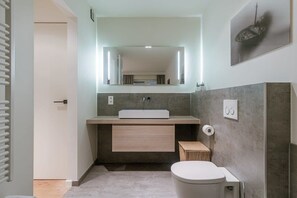 Shower, hair dryer, towels, shampoo - Casiola - Stunning Stay in the heart of Knokke (Knokke-Heist)