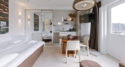 Coastal studio - beach access & kitchen
