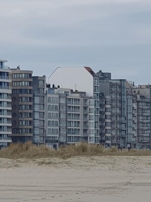 Un edificio de gran altura con varios balcones y techo plano.