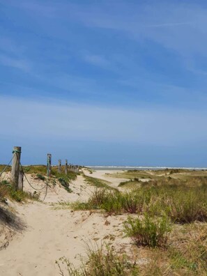 På stranden