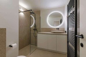 Dusche, Haartrockner, Handtücher, Shampoo