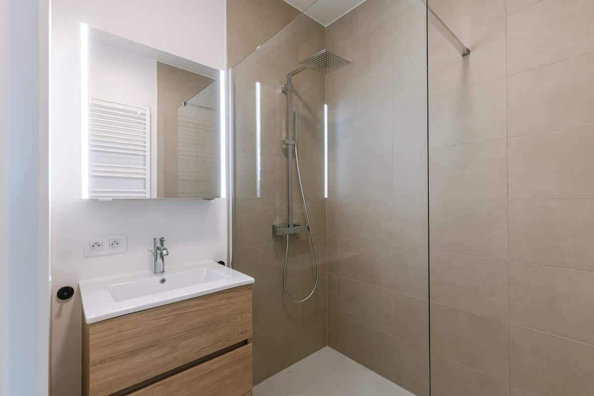 Douche, serviettes fournies, shampooing
