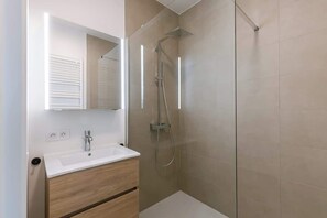 Shower, towels, shampoo - Casiola - Sky-High apartment with panoramic views (Oostende)