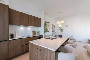 Fridge, microwave, oven, dishwasher - Casiola - Sky-High apartment with panoramic views (Oostende)