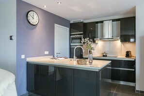 Fridge, microwave, oven, stovetop - Spacious apartment with private car park (Blankenberge)