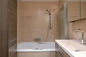 Een douche, een haardroger, handdoeken, shampoo