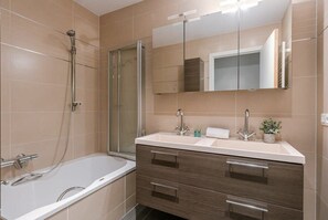 Shower, hair dryer, towels, shampoo - Spacious apartment with private car park (Blankenberge)