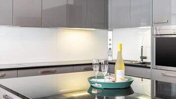 Fridge, oven, stovetop, dishwasher