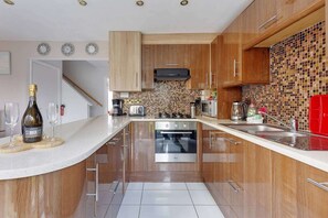 Private kitchen - Anna’s Stylish House - Near Legoland (Windsor)