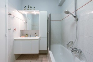 Dusche, Haartrockner, Handtücher, Shampoo