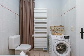 Dusche, Haartrockner, Handtücher, Shampoo