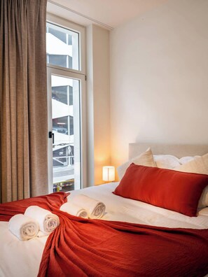 1 bedroom, desk, WiFi, bed sheets - Casiola - Modern Studio with Views (Gent)