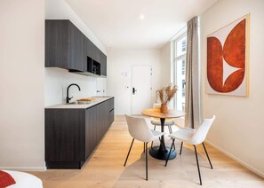 Dining - Cozy studio w/ city views & workspace (Gent)