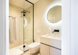 Shower, hair dryer, towels, shampoo - Cozy studio w/ city views & workspace (Gent)