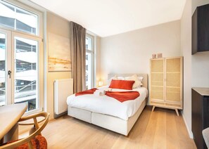 1 bedroom, desk, WiFi, bed sheets - Casiola - Modern Studio with Views (Gent)