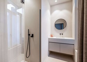 Shower, hair dryer, towels, shampoo - Casiola - Bright apartment with terrace in heart of Ghent (Gent)