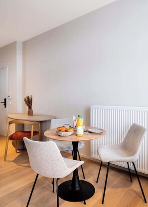 Dining - Stylish Studio Retreat in Ghent City (Gent)