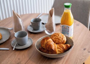 Breakfast meal - Stylish Studio Retreat in Ghent City (Gent)