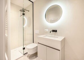Shower, hair dryer, towels, shampoo - Stylish Studio Retreat in Ghent City (Gent)