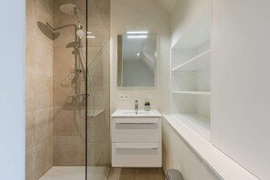 Shower, hair dryer, towels, shampoo - Casiola - Home feeling apartment on top location (Knokke-Heist)