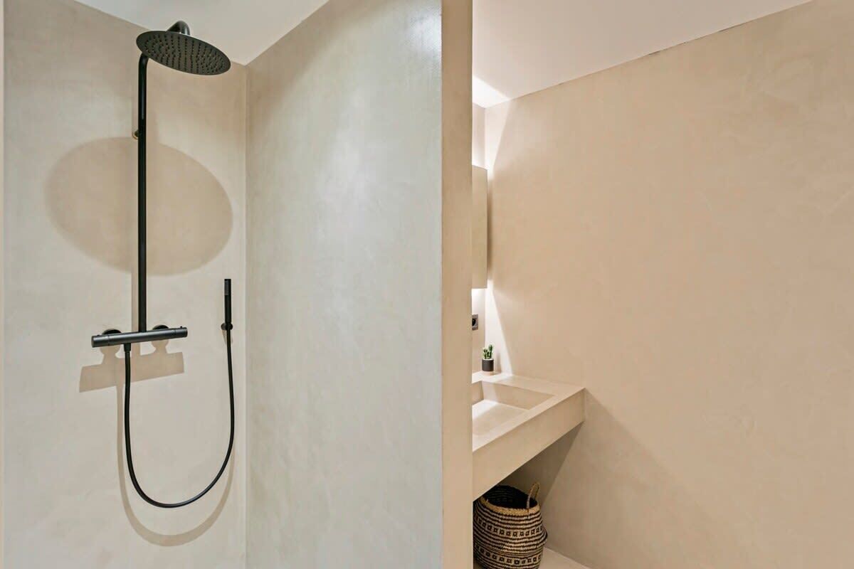 Shower, towels, shampoo