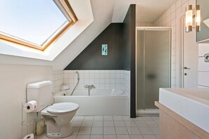 Dusche, Haartrockner, Handtücher, Shampoo