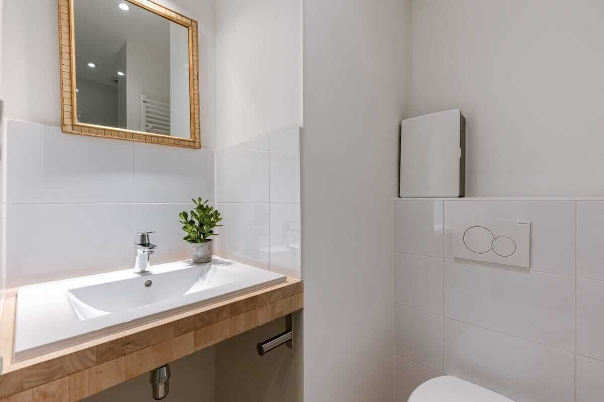 Douche, sèche-cheveux, serviettes fournies, shampoing