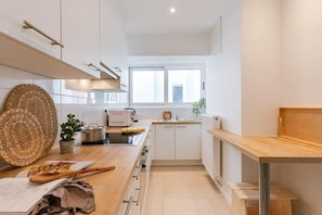 Fridge, microwave, oven, stovetop - Waterfront retreat w/ beach access & parking (Knokke-Heist)