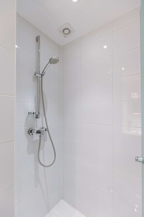 Dusche, Haartrockner, Handtücher, Shampoo