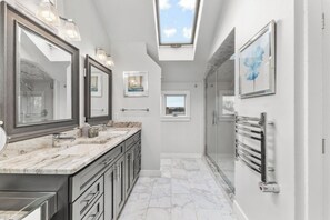 Shower, jetted bath, hair dryer, towels