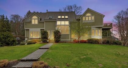Spacious 4-bdrm house in Swansea with AC, home gym,pool, hot tub & chef ktchn