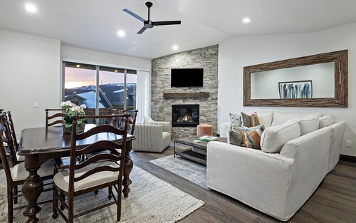 Welcome to Modern Mountain Lodge, a refined luxury townhome just minutes from Park City and Deer Valley. Set against a stunning mountain backdrop, this thoughtfully designed retreat blends modern comfort with a warm alpine aesthetic.