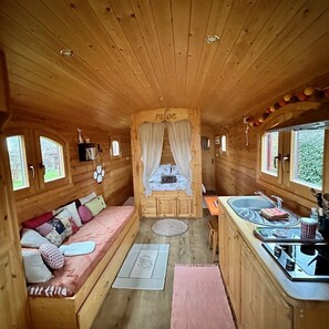 Room - A gypsy caravan holiday in idyllic surroundings (Valliquerville)