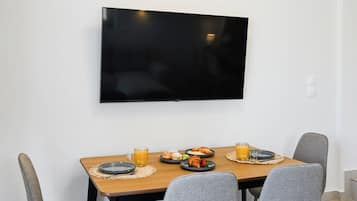 Superior-Maisonette, Meerblick | Essbereich im Zimmer