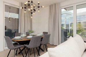 Dining - Comfortable Apartment with 3 Bedrooms | Parking | Close to Airport (Warszawa)