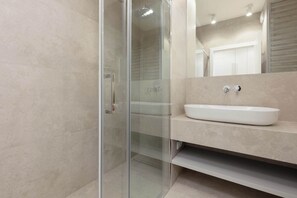 Dusche, Haartrockner, Handtücher, Shampoo