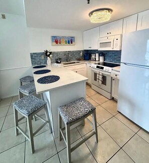 Fridge, microwave, oven, stovetop - SunGlow 805 (Daytona Beach Shores)
