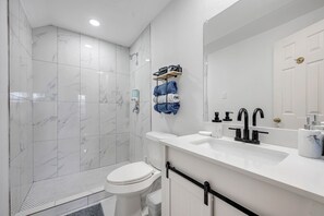 Shower, hair dryer, towels - Ultimate Retreat w/ Private Pool & Games|20 Guests (richardson)