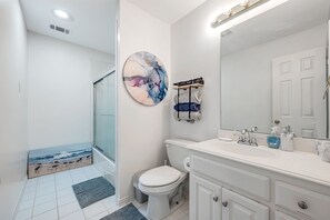 Shower, hair dryer, towels - Ultimate Retreat w/ Private Pool & Games|20 Guests (richardson)