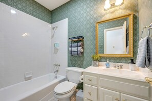 Shower, hair dryer, towels - Ultimate Retreat w/ Private Pool & Games|20 Guests (richardson)