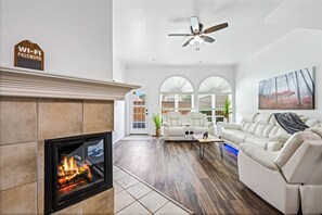 Smart TV, chimenea, reproductor de DVD y tenis de mesa 