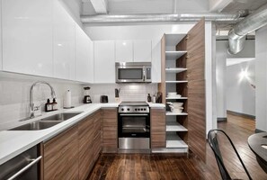 Cookware/dishes/utensils - World Cup Stay | Sleeps 11 | Downtown + Parking (Dallas)