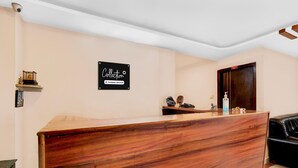 Un comptoir d’accueil avec un revêtement en bois, une enseigne au-dessus et une porte portant le numéro 407.