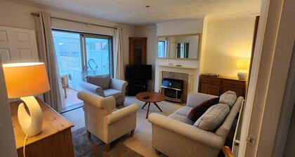 3 Bedroom Bungalow with Parking, Garden, WIFI, Netflix, Sleeps upto 7