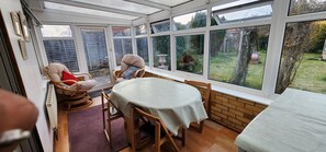 Dining - 3 Bedroom Bungalow with Parking, Garden, WIFI, Netflix, Sleeps upto 7 (luton)