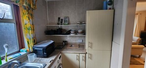 Private kitchen - 3 Bedroom Bungalow with Parking, Garden, WIFI, Netflix, Sleeps upto 7 (luton)